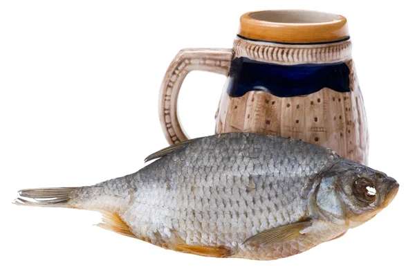 Torr fisk med kopp öl på nära håll — Stockfoto