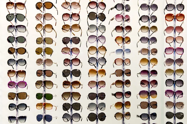 Rack Med Glasögon Och Solglasögon Nära Håll — Stockfoto