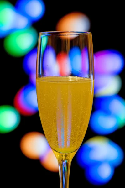 Шампанські окуляри на кольоровому фоні — стокове фото