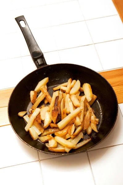 Fried potatoes in a pan in a cafe — Stock Photo, Image