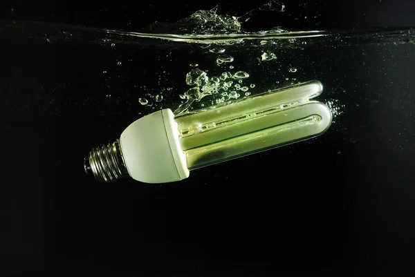 Lámpara Fluorescente Cae Agua Con Chapoteo — Foto de Stock