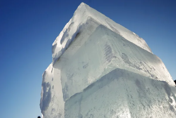 大きな半透明の氷塊が — ストック写真