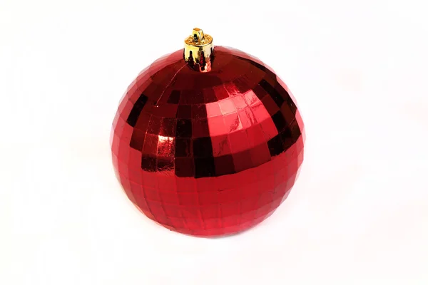 Красный новогодний мяч — стоковое фото