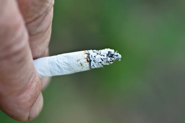 Cigarrillo en mano — Foto de Stock