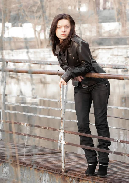 Dívka na železném mostě — Stock fotografie