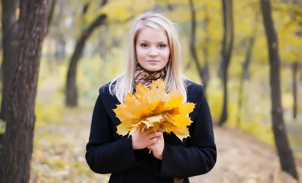 Höst porträtt av blond flicka — Stockfoto