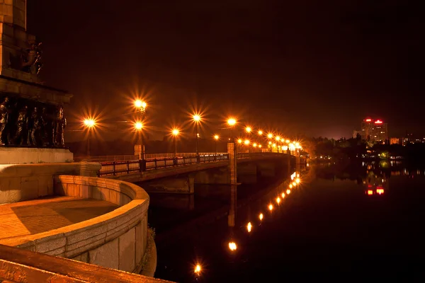 Νύχτα γέφυρα πάνω από το ποτάμι kalmius — Φωτογραφία Αρχείου