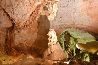 Emine-na-hosar (mamut'ın) Mağarası