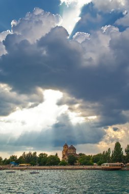 Kilise dramatik gökyüzü sahilde