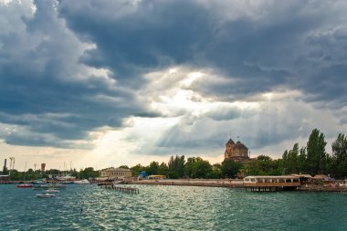 Kilise dramatik gökyüzü sahilde