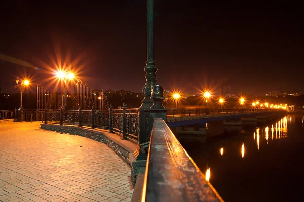 Ponte Noturna Sobre Rio Kalmius Donetsk Ukraina — Fotografia de Stock