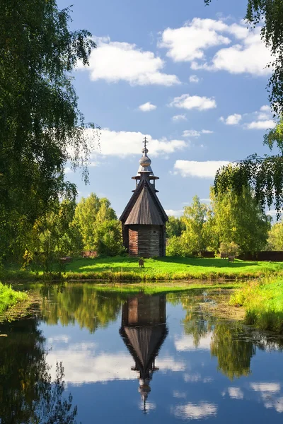Деревянная старая церковь в парке — стоковое фото