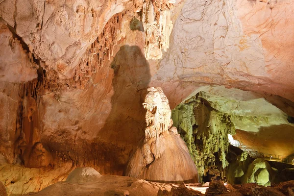 Печера Еміне Баїр hosar (мамонт) — стокове фото