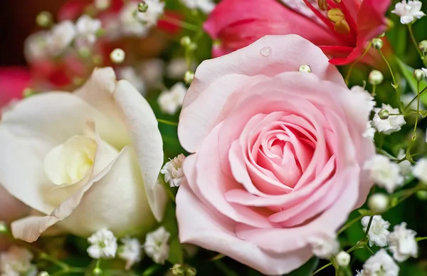婚礼红色和白色的玫瑰的花束 — 图库照片