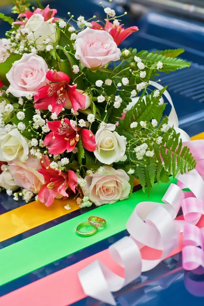 Anneaux Mariage Bouquet Roses — Photo
