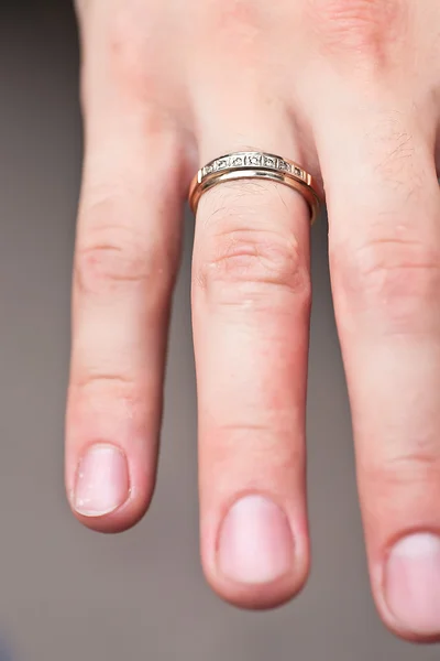 Рука с кольцом на пальцах — стоковое фото