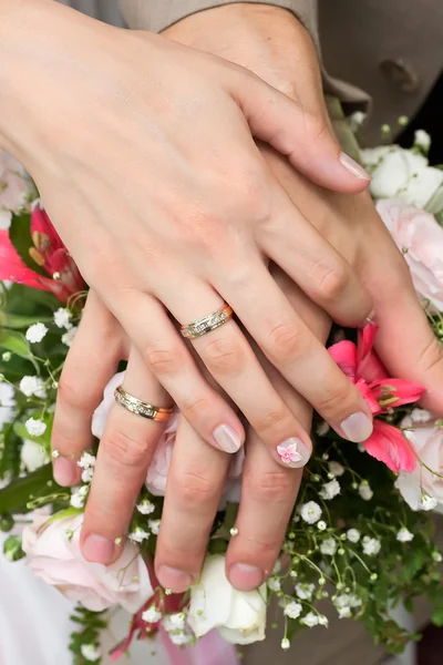 Mãos Anéis Buquê Casamento — Fotografia de Stock