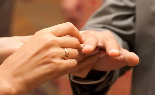 Рука Мужчины Надевает Обручальное Кольцо Палец Невесты — стоковое фото