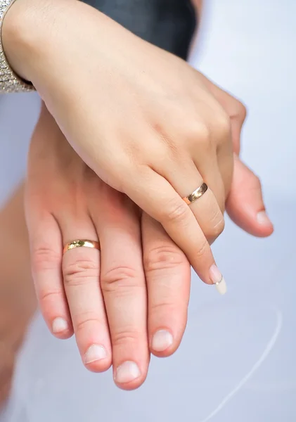 Menyasszony Vőlegény Jegygyűrűt — Stock Fotó