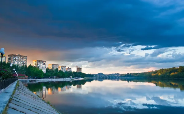 Häuser Bäume Und Wolken Die Sich Einem Fluss Spiegeln Donezk — Stockfoto