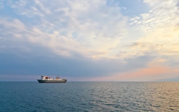 Big Ship Leaves Sea — Stock Photo, Image