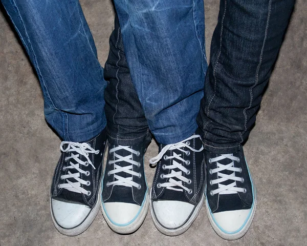 女の子と男の子のジーンズと黒のスニーカーで — ストック写真