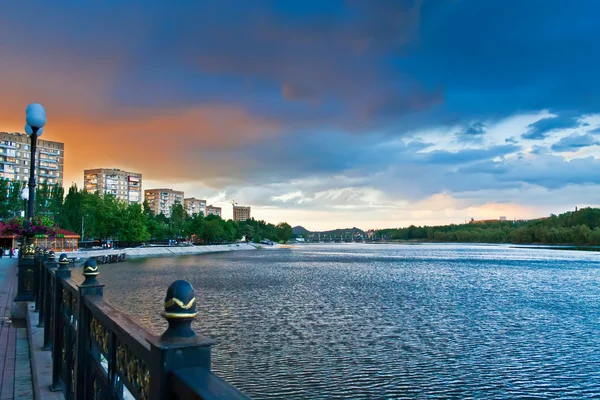 Hus Träd Och Moln Återspeglas Flod Donetsk Ukraina — Stockfoto