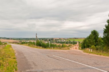 Yol şeridi ve derin mavi gökyüzü