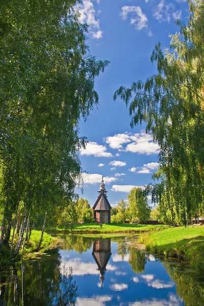 Vecchia chiesa in legno nel parco — Foto Stock