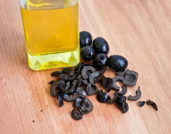 Oliven mit Olivenöl — Stockfoto