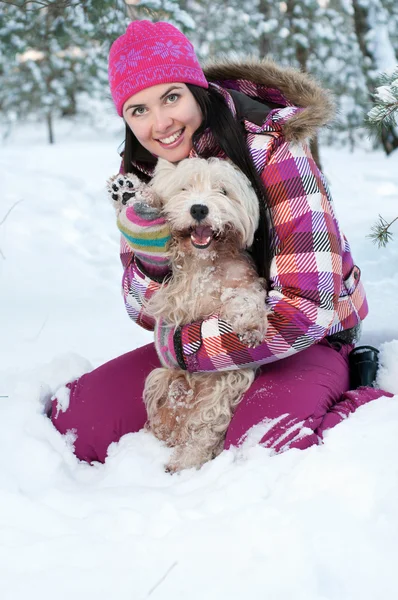Donna felice con cane nella foresta invernale — Foto Stock