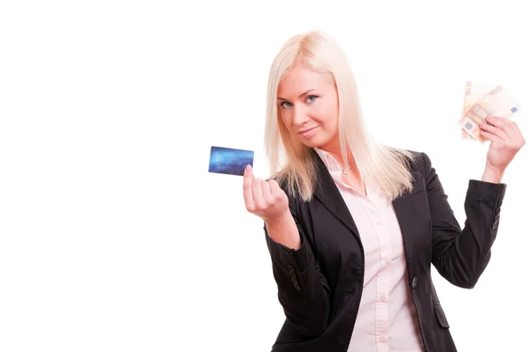 Zakenvrouw met een credit card en contant geld in haar hand — Stockfoto
