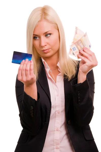Zakenvrouw met een credit card en contant geld in haar hand — Stockfoto