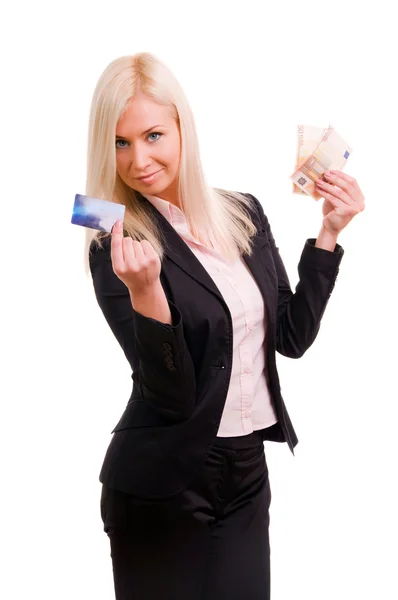 Деловая женщина с кредитной картой и наличными в руке — стоковое фото