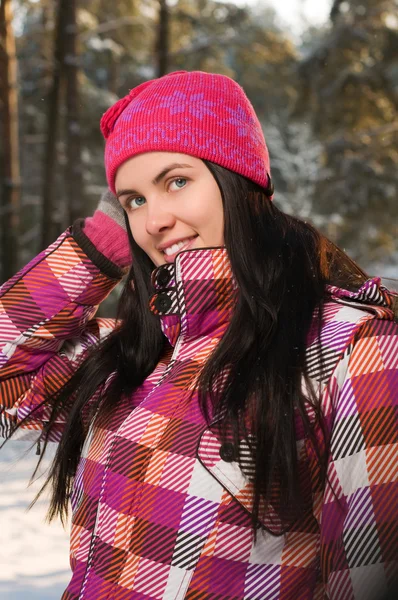 Mulher bonita ao ar livre no inverno — Fotografia de Stock