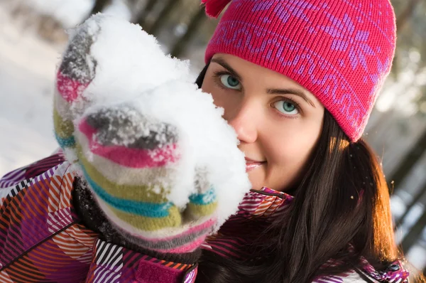 美丽的年轻女子在冬天室外与雪在她的手 — 图库照片