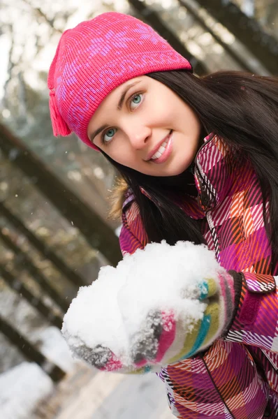 Όμορφη Νεαρή Γυναίκα Εξωτερική Χειμώνα Και Χιόνι Στα Χέρια Της — Φωτογραφία Αρχείου