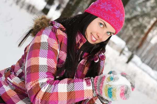 Krásná mladá žena venkovní v zimě hrál se sněhem — Stock fotografie