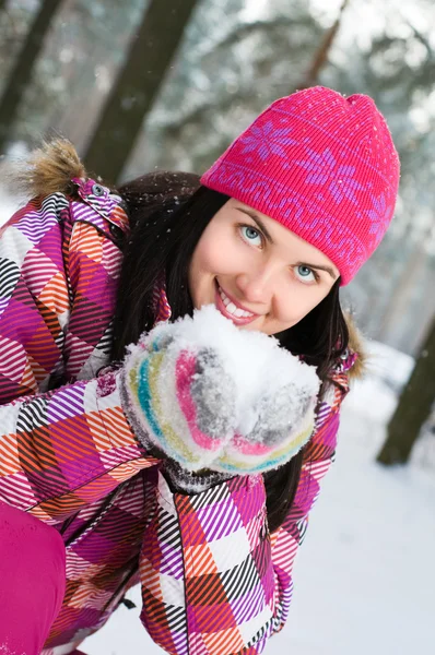 Hermosa Mujer Joven Aire Libre Invierno Jugando Con Nieve — Foto de Stock