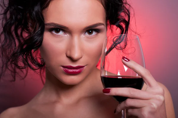 Mooie Jonge Vrouw Met Glas Rode Wijn — Stockfoto