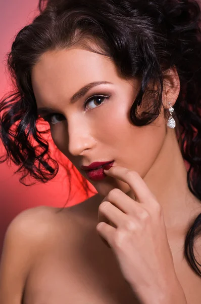 Portret van jonge mooie brunette vrouw — Stockfoto
