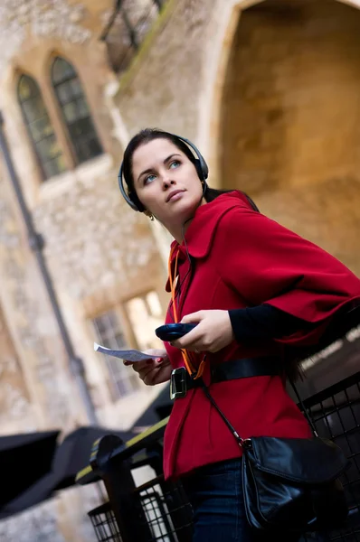 Junge Frau Mit Kopfhörer Hört Audioguide — Stockfoto