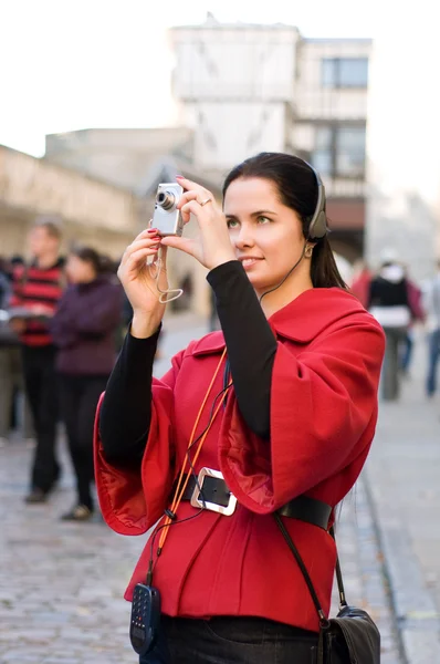 Jeune femme avec écouteurs, écoute audio guide prendre des photos — Photo