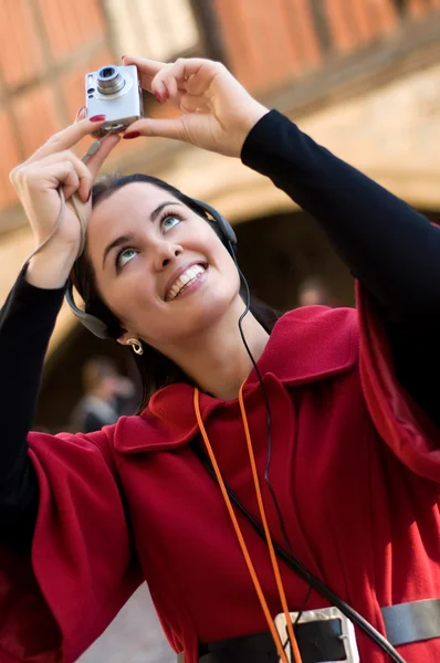 Mujer Joven Con Auriculares Escuchando Audio Guía Tomando Fotos — Foto de Stock