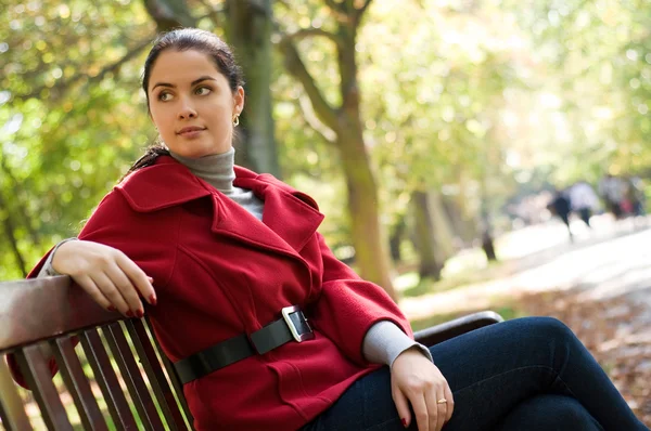 Junge Kaukasische Frau Sitzt Einem Park Auf Einer Holzbank — Stockfoto