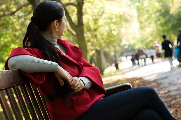 Młody Kaukaski Kobieta Siedzi Parku Ławce Drewniane — Zdjęcie stockowe