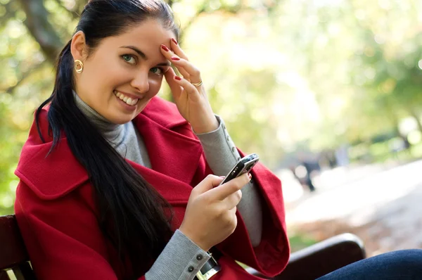 Unga Kaukasiska Kvinna Med Mobiltelefon Sitter Park Träbänk Läsa Ett — Stockfoto