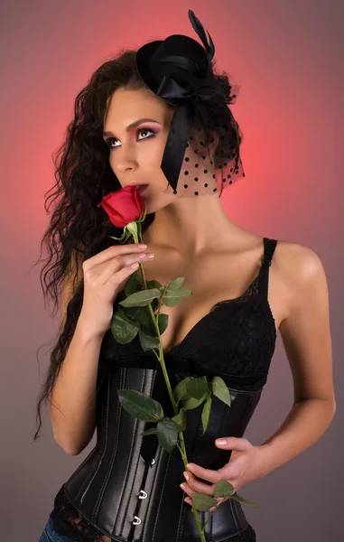 年轻漂亮的女人的小帽子和玫瑰在她手中的画像 — 图库照片