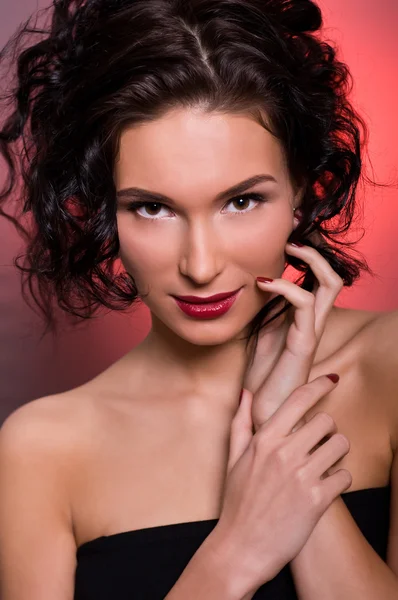 Portret van jonge mooie brunette vrouw — Stockfoto