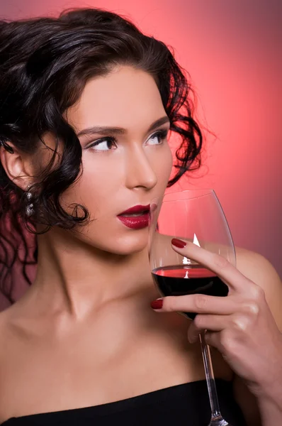 Όμορφη νεαρή γυναίκα με το ποτήρι κόκκινο κρασί — Φωτογραφία Αρχείου